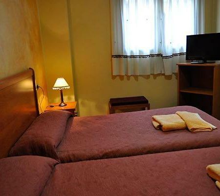 Hostal Puerta Del Valle La Cistérniga エクステリア 写真